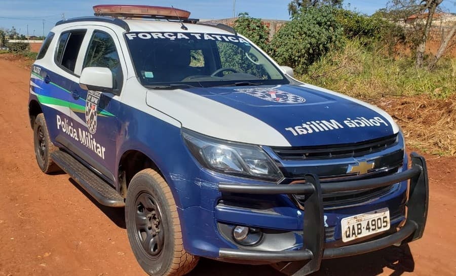 Mulher é agredida pelo esposo, revida com pedrada na cabeça e homem acaba preso