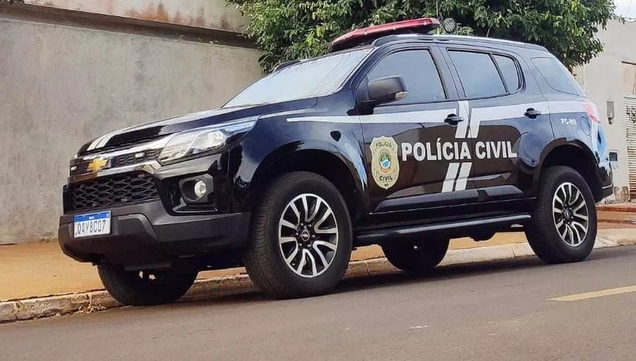 Durante cumprimento de mandado de prisão, Polícia flagra homem jogando droga em privada