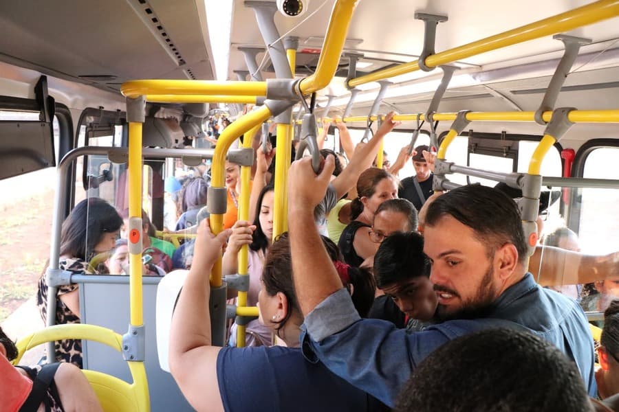 Após reclamação de superlotação no transporte público, Robert leva demanda ao executivo