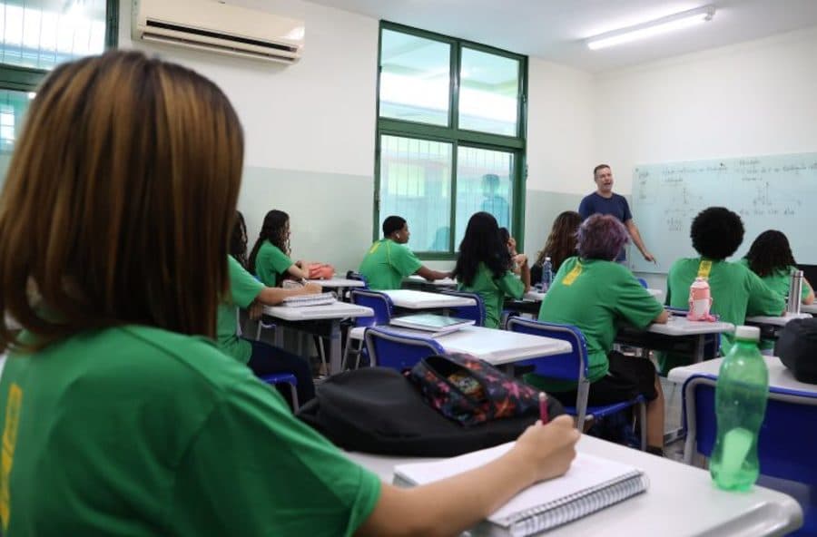 Maior do Brasil: sancionada a lei que reajusta salário de professores de MS