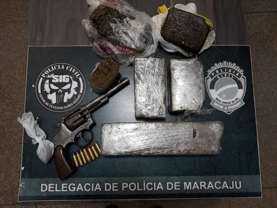 Polícia Civil cumpre mandados de busca e apreende drogas e arma de fogo