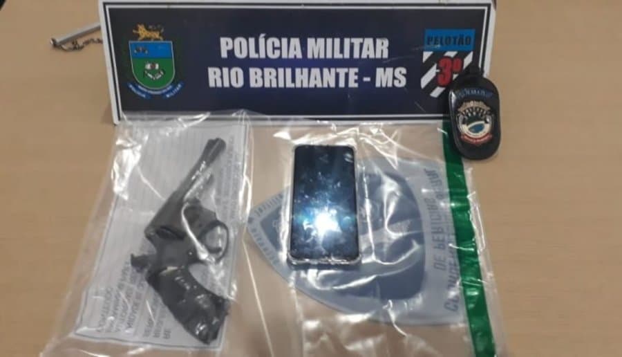 Pai é preso e menino de 6 anos tenta esconder revólver usado em roubo