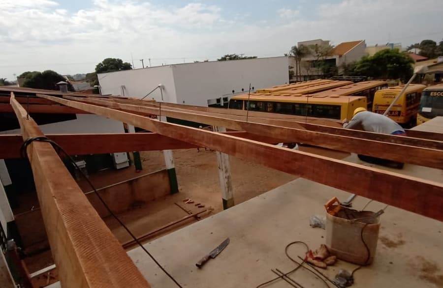 Prefeitura realiza substituição de madeiramento e telhas da garagem do transporte escolar