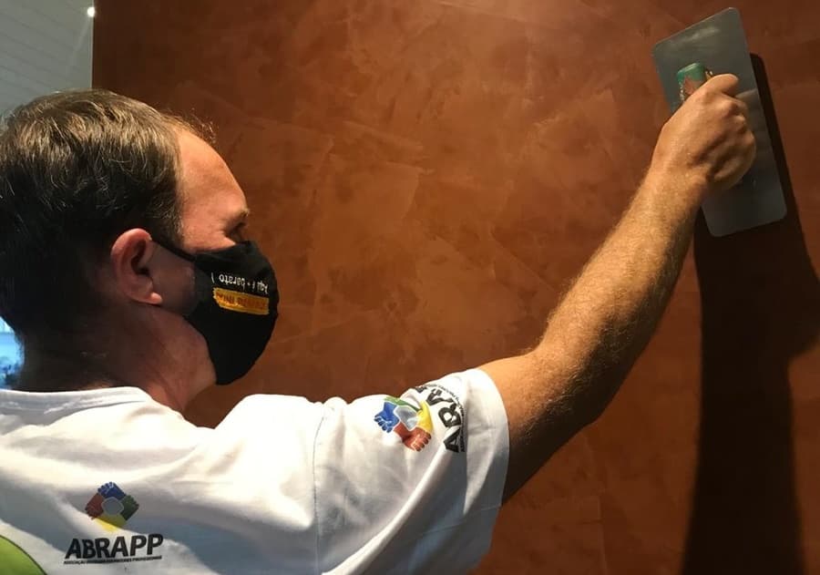 “Não parei”, diz pintor ao relatar crescimento da demanda em meio a pandemia