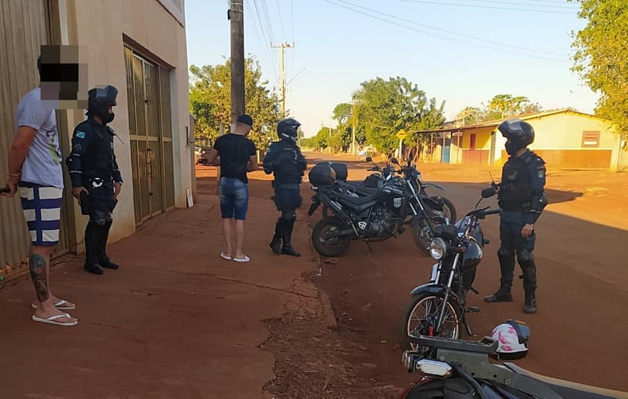 Jovem com mandado de prisão por homicídio é preso pela PM durante abordagem