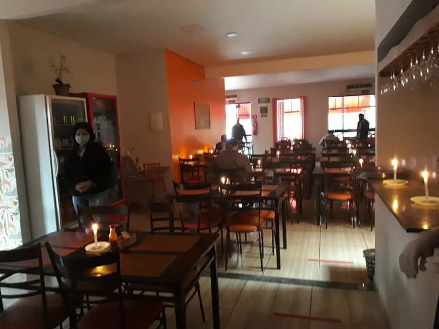 Descaso da Energisa obriga comércio a atender clientes a luz de velas em Maracaju