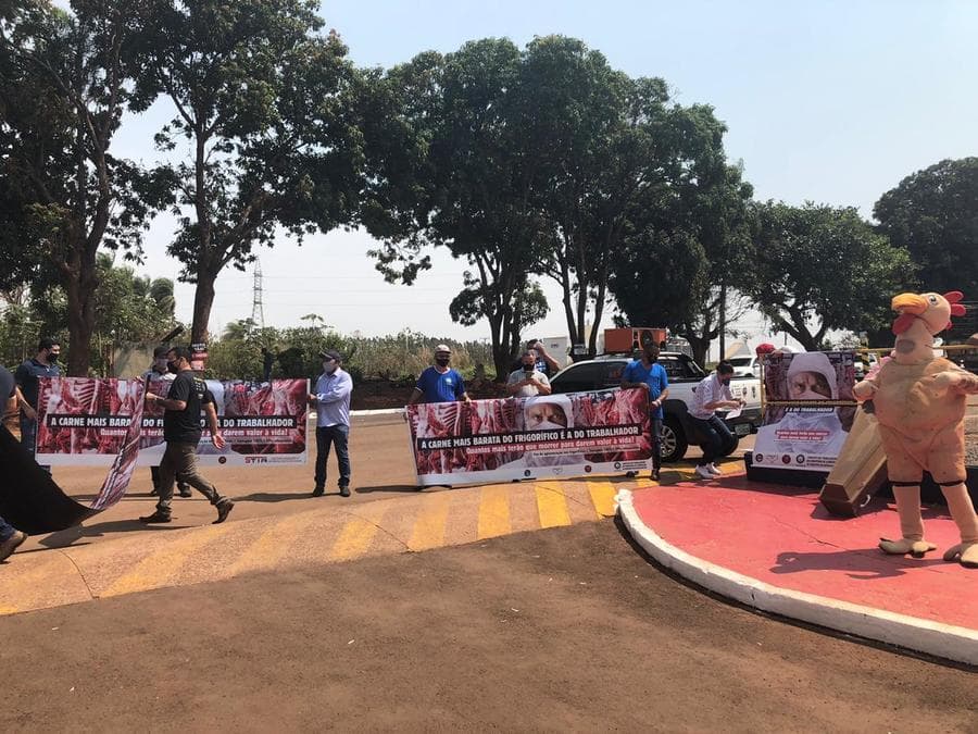 Manifestação na JBS cobra transparência e ações para evitar contaminação em massa de Covid-19