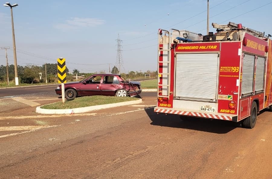 Criança é lançada de dentro de veículo durante colisão com carreta em frente a JBS