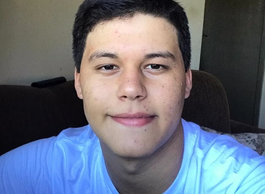 Com risco de perder os movimentos das pernas, jovem maracajuense pede ajuda para fazer cirurgia