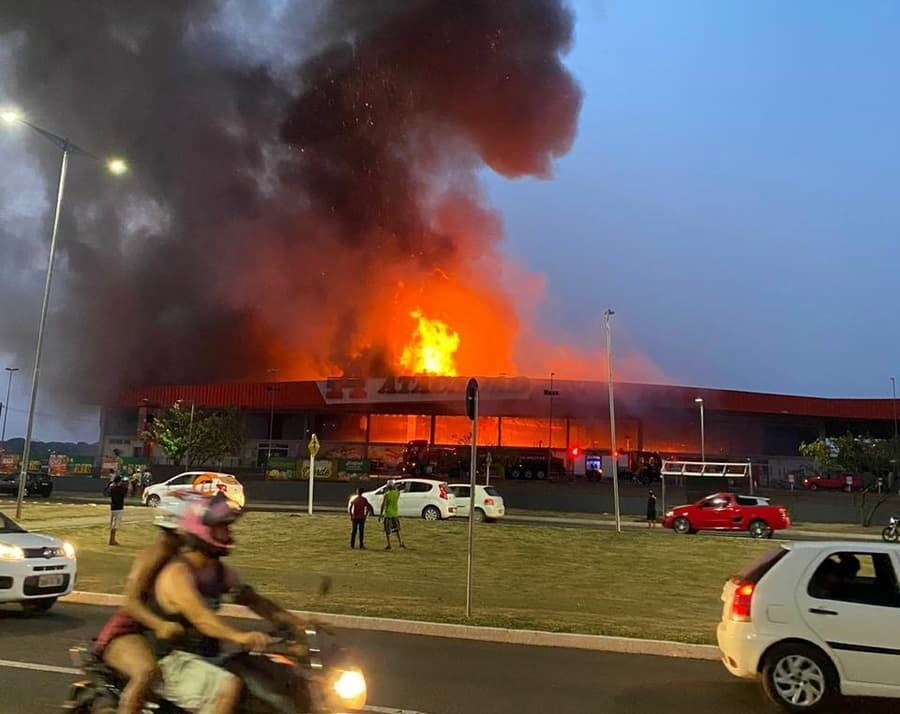 Incêndio no Atacadão levou mais de 6 horas para ser controlado