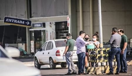 Voluntários madrugaram em combate ao incêndio no Atacadão, maior da história de MS