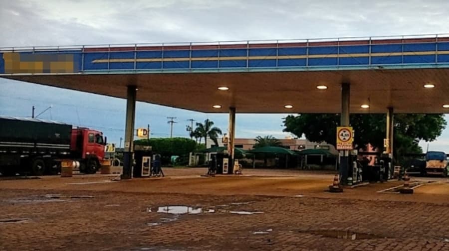 Após discussão, sem CNH, mulher pega o carro e colide em carreta estacionada no posto Martinelli