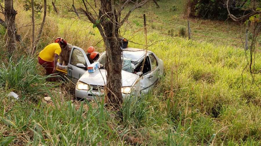 Veículo capota na MS-162, saída para Quebra Coco, e deixa casal ferido