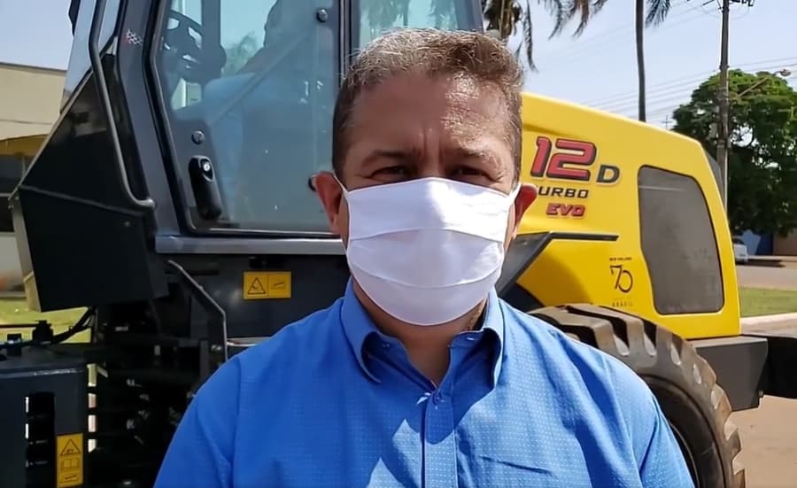 Prefeito realiza a entrega de mais uma máquina para a Secretaria de Infraestrutura de Sidrolândia