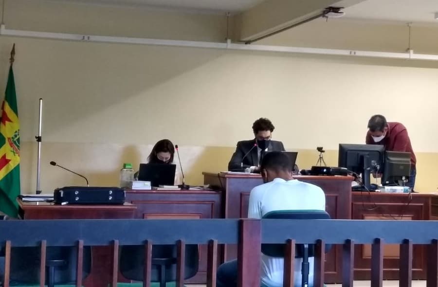 Juiz determina pena de 21 anos e 9 meses para réu acusado de estrangular namorada