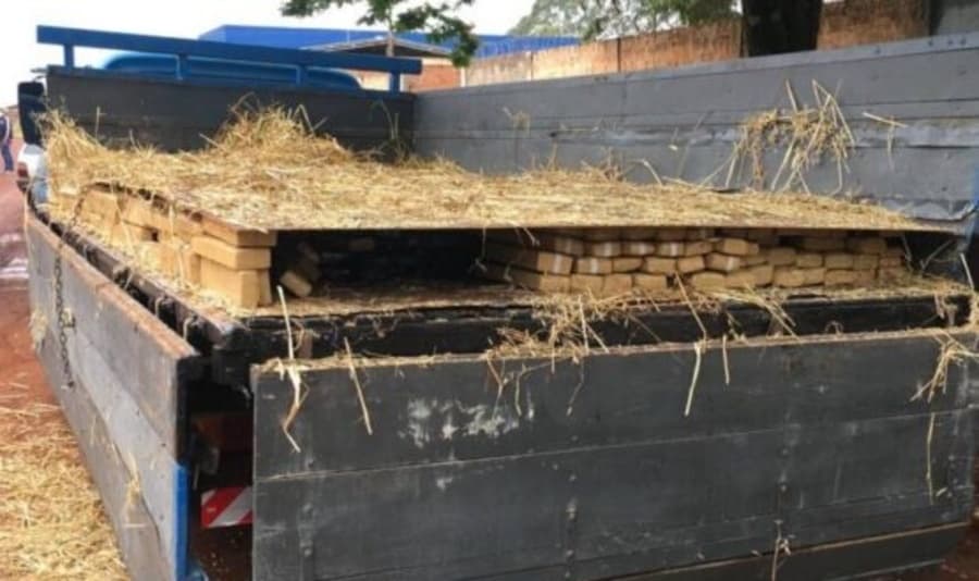 DEFRON apreende três toneladas de maconha escondidas em carga de feno na MS-164