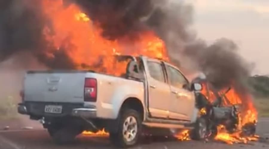Veículos pegam fogo após acidente na BR-060 e deixa uma vítima fatal