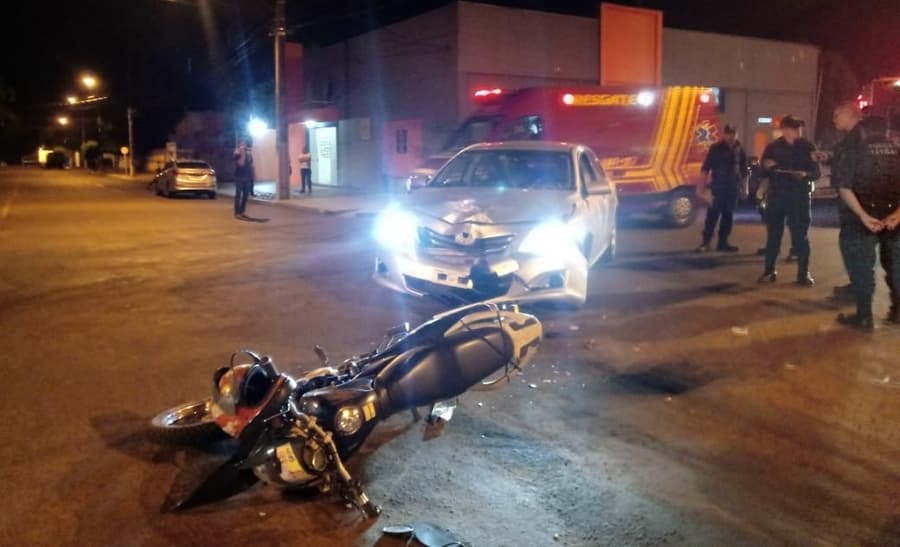 Câmeras de monitoramento registram acidente entre carro e moto no centro da cidade