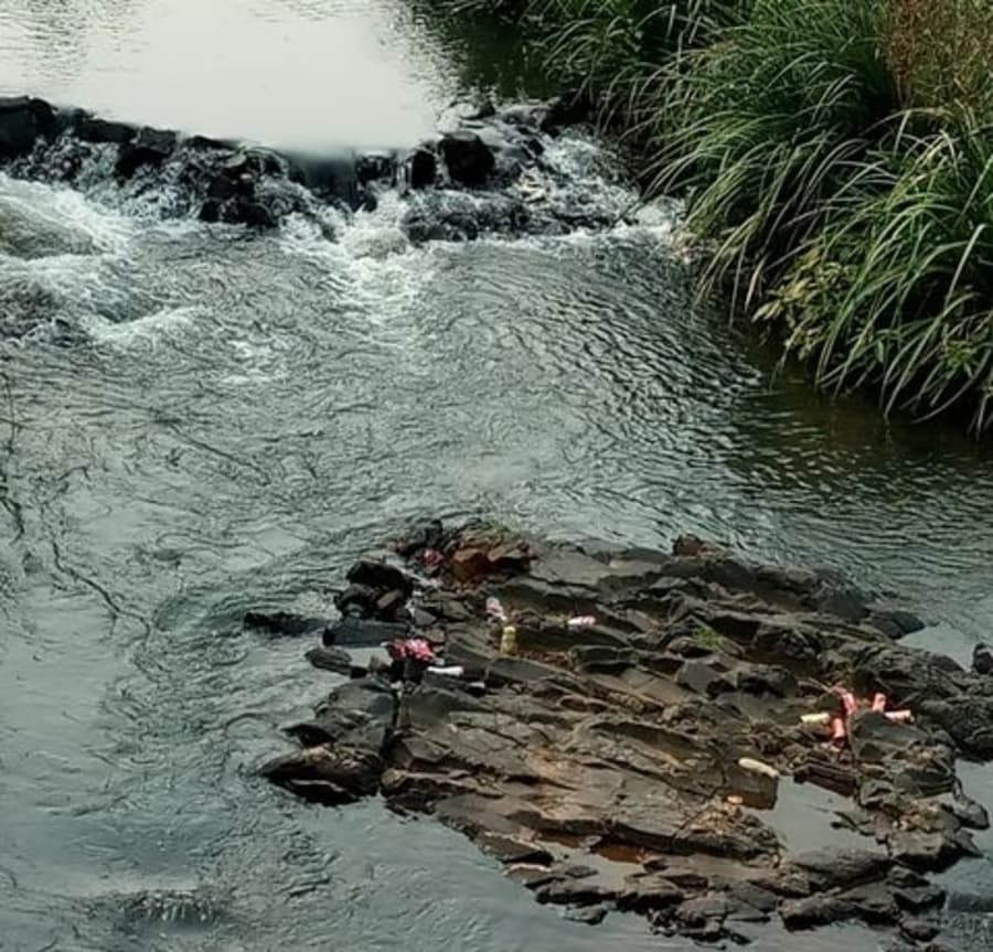 Devido ao calor, visitas aos rios aumentam e banhistas deixam muito lixo para trás