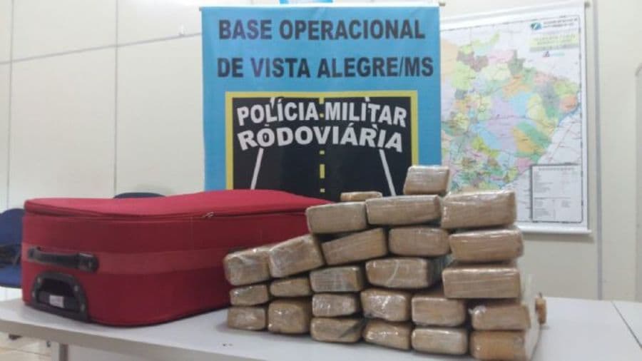 Jovem é preso pela PMR em ônibus na MS-164 com 14 Kg de drogas