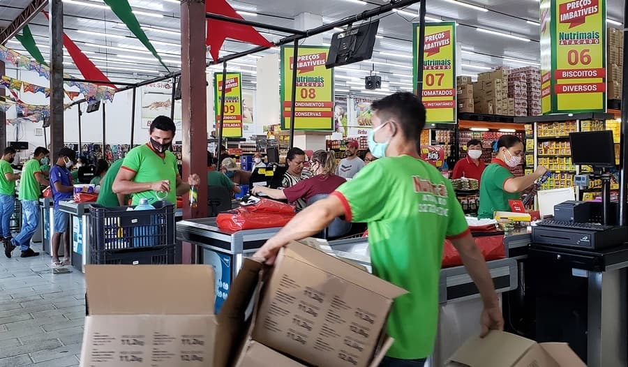 Supermercados e mercearias estão autorizadas a abrir aos domingos até 19 horas, diz decreto