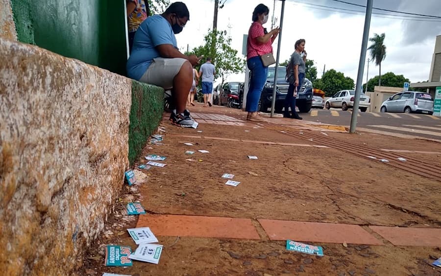 Crime eleitoral com descarte de santinhos em frente a colégios é registrado em Sidrolândia