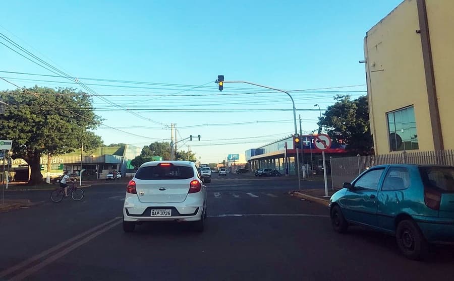 Problema em semáforo persiste há 9 dias e peça chega só na semana que vem