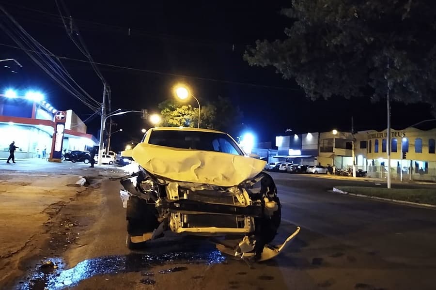 Voyage colide em caminhonete em cruzamento com sinal intermitente em Avenida