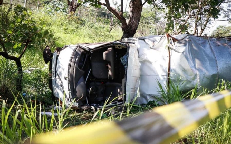 Homem de 32 anos morre na BR-060 após sair da pista e capotar caminhão-baú