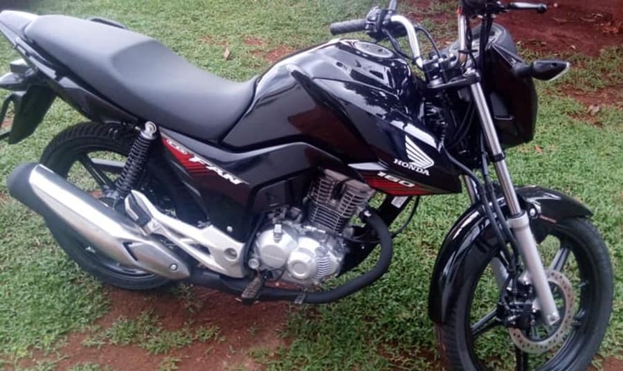 Mulher tem motocicleta e diversos pertences furtados por ladrão que invadiu sua residência
