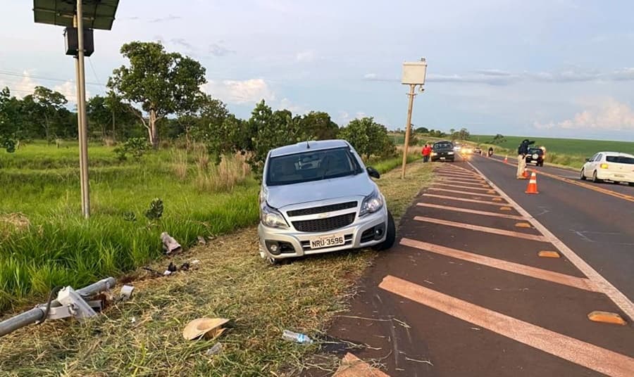 Condutor perde controle de veículo e colide em radar da BR-060