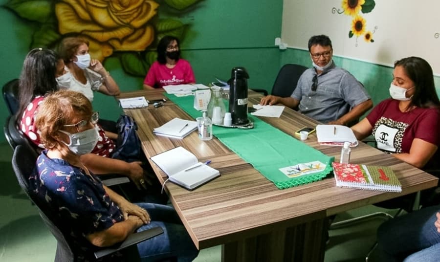 Durante reunião, secretária da Assistência Social alinha demandas com coordenadores