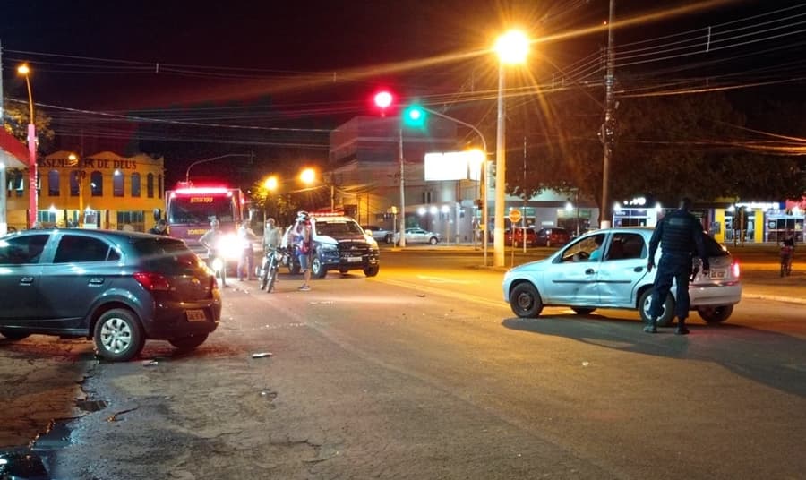 Colisão entre veículo e motocicleta é registrada na Rua João Márcio Ferreira Terra