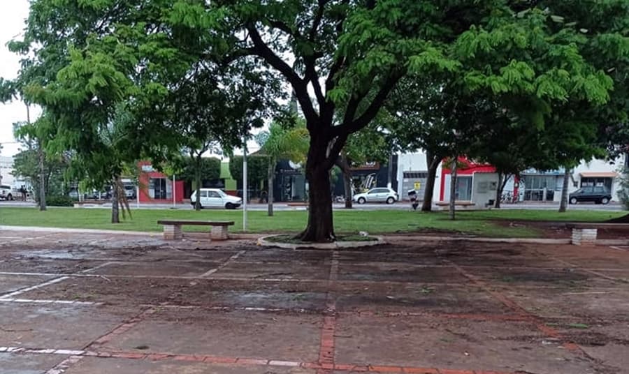 Casa dos artesãos, antiga casa do papai noel, é retirada da praça central