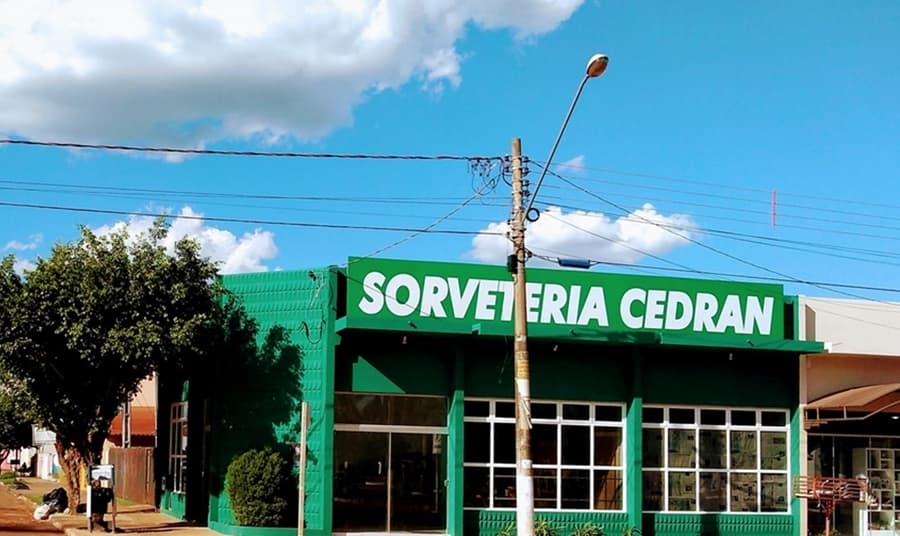 Durante a madrugada, porta da sorveteria Cedran é arrombada e estabelecimento é furtado