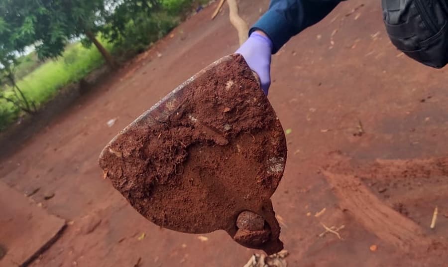 Netos agridem com golpes de enxada avô de 61 anos e vítima corre risco de morte