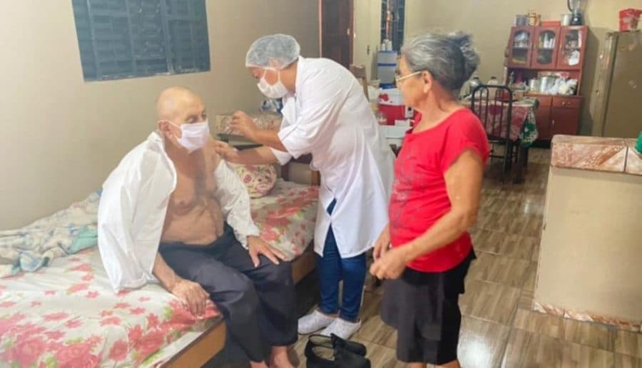 Em Maracaju, idoso de 102 anos é o 1º a ser vacinado contra Covid-19 fora de asilos