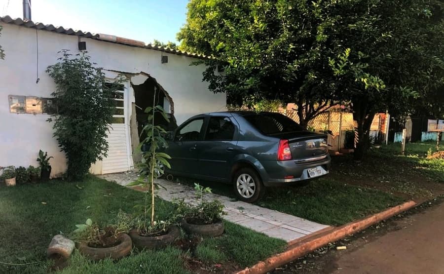 Após colidir em residência, homem de 32 anos é detido por embriaguez ao volante