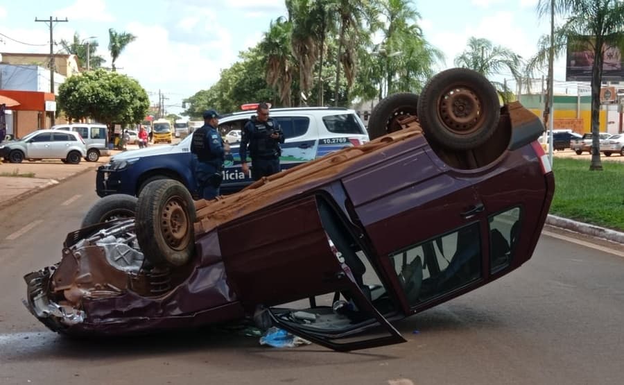 Condutor de Fiat Uno que capotou em Avenida se apresenta e afirma não ter CNH