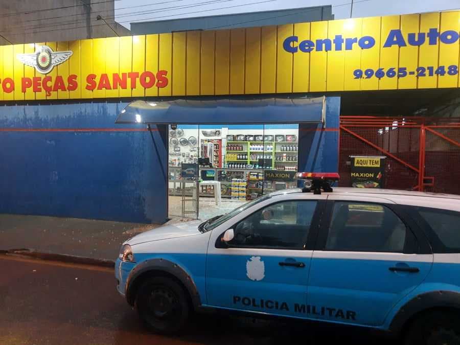 Ladrões quebram porta e furtam dez baterias de loja de Auto Peças no São Bento