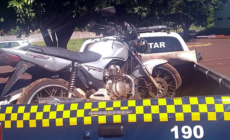 Motocicleta furtada é encontrada em valeta de água no Bairro Cambaraí