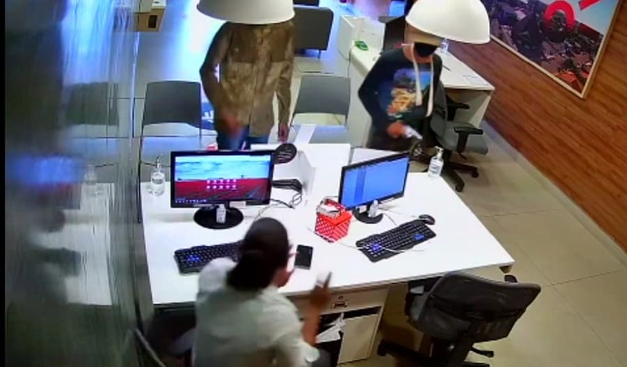 Ladrões armados invadem loja e levam dinheiro e mais de R$ 30 mil em aparelhos