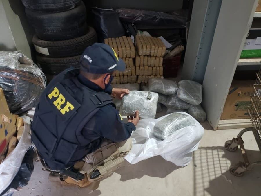 PRF apreende dois veículos com mais de 100 kg de maconha e skunk