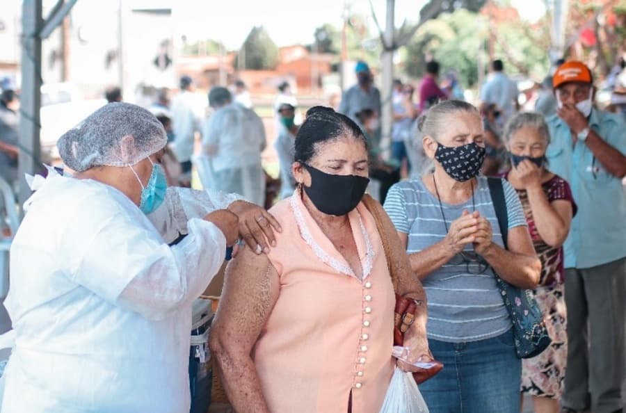 Vacinação contra Covid-19 segue nesta terça-feira em 3 pontos com mais 750 doses