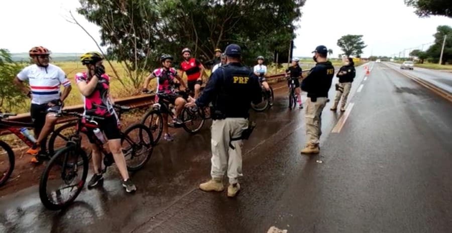 PRF faz operação nas rodovias de MS para orientar ciclistas sobre regras de circulação de trânsito