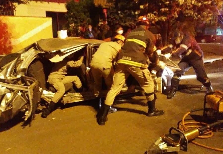 Jovem fica preso às ferragens após veículo capotar e bater em duas árvores no centro