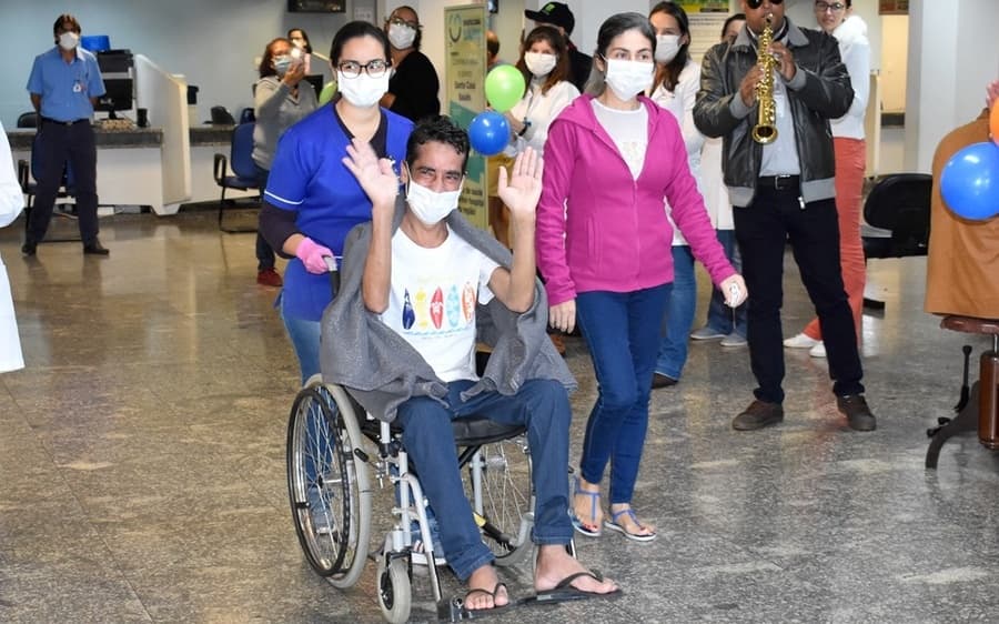 Um ano após comemorar transplante de coração, Emerson morre por complicações da Covid-19
