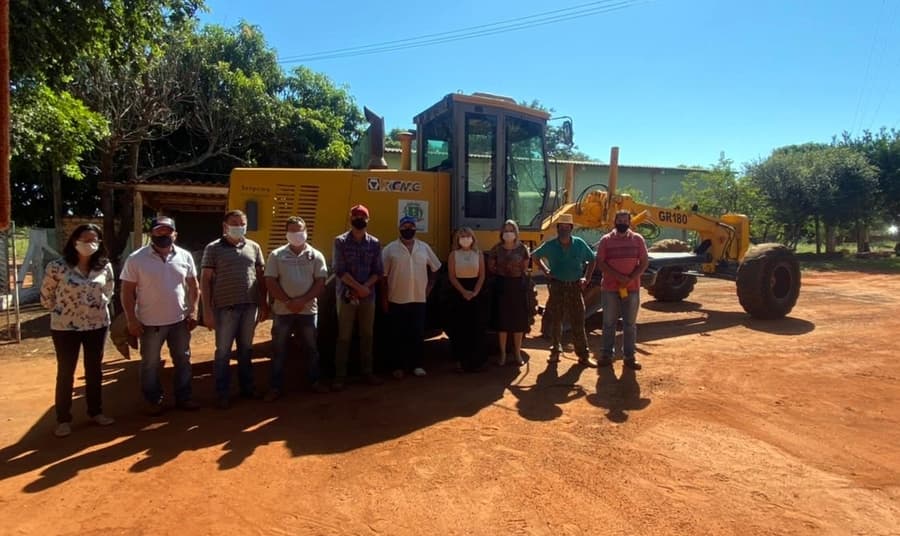 Prefeitura entrega motoniveladora para manutenção das ruas do Quebra Coco