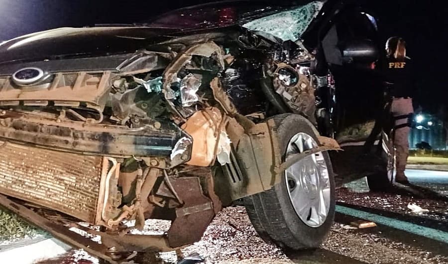 Mulher fica presa às ferragens após colisão de veículo com micro-ônibus em frente a JBS