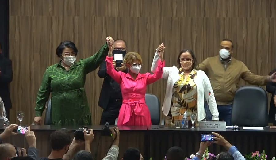 Prefeita Vanda Camilo e vice-prefeita Rosi Fiuza são oficialmente empossadas